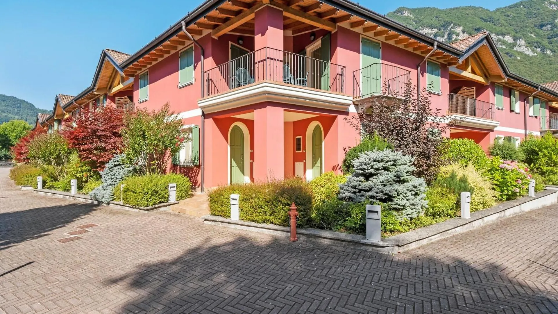 Spacious Apartment In Idro With Shared Pool Crone